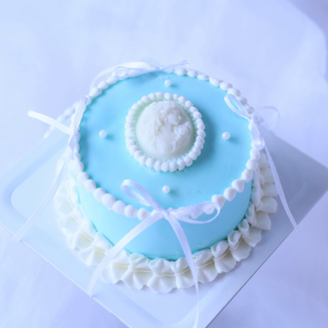 カメオとフリルのケーキ　ティファニーブルー3号サイズ